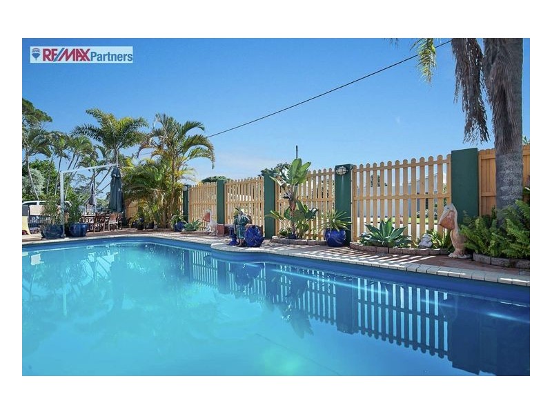 1 Crescent Street, Urangan QLD 4655