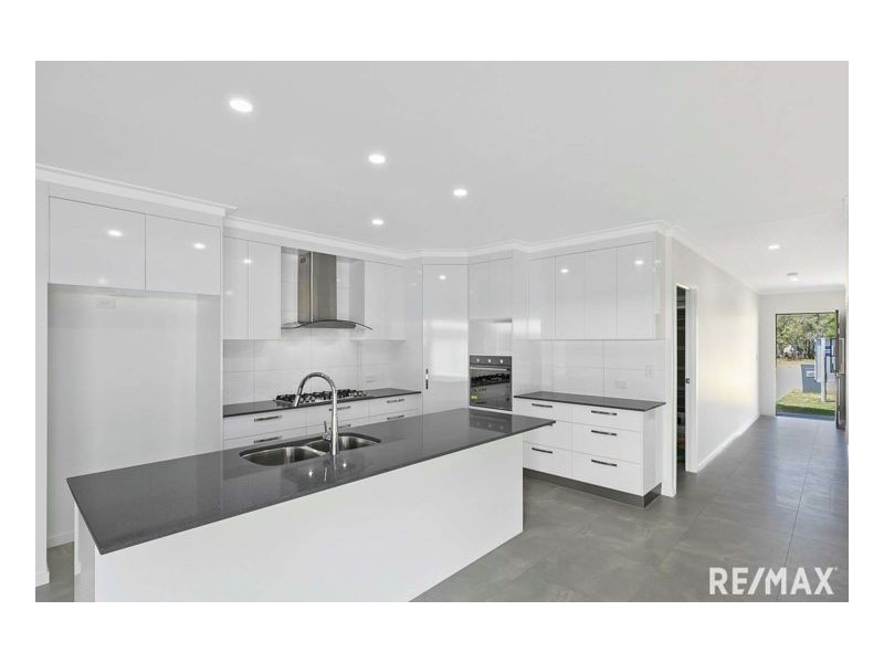 100 Boundary Rd, Urangan QLD 4655