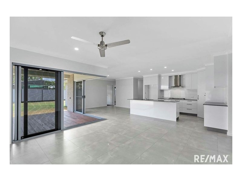 100 Boundary Rd, Urangan QLD 4655