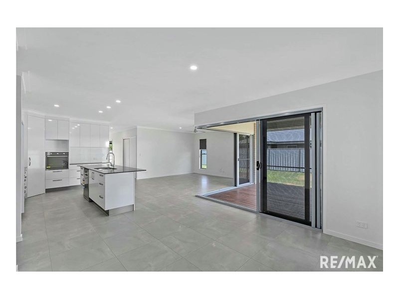 100 Boundary Rd, Urangan QLD 4655