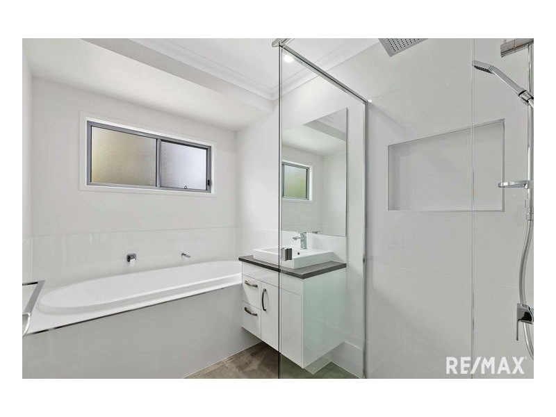 100 Boundary Rd, Urangan QLD 4655
