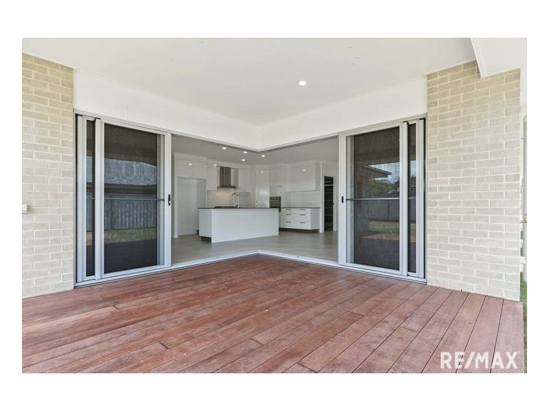 100 Boundary Rd, Urangan QLD 4655