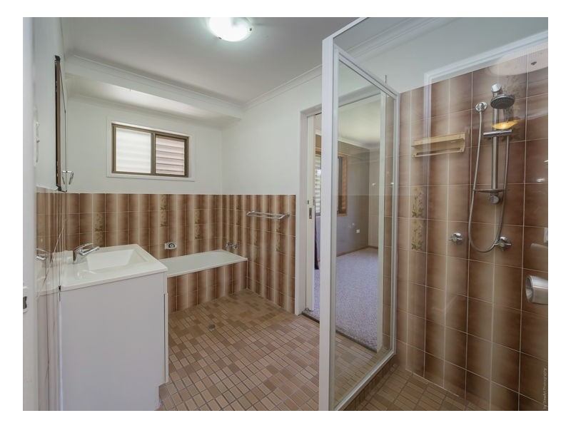 24 Vanda Street, Urangan QLD 4655