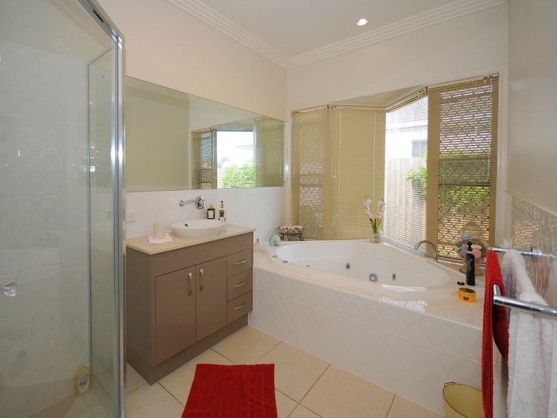 15 Rochester Ct, Urraween QLD 4655
