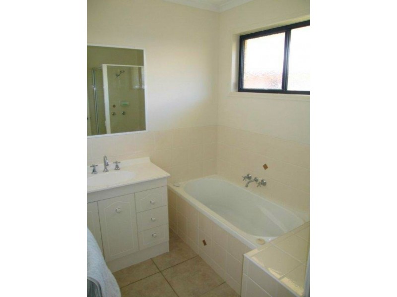 16 Emerald Park Way, Urangan QLD 4655