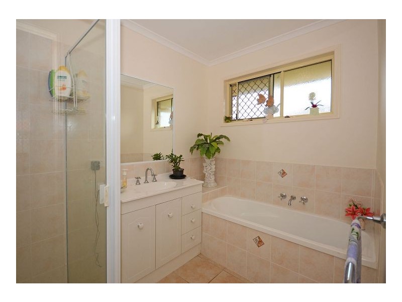 11 Spinnaker Dr, Point Vernon QLD 4655