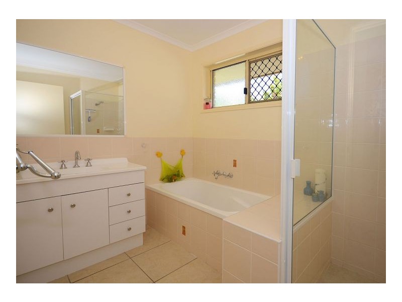 15 Mainsail Court, Point Vernon QLD 4655