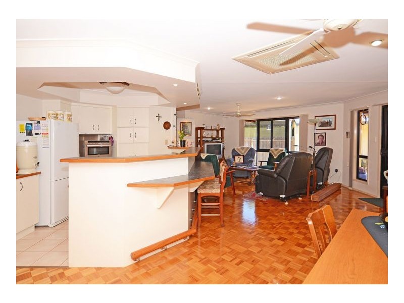 8 Shoreline Court, Urangan QLD 4655