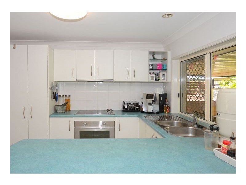 2 Whipbird Court, Urangan QLD 4655