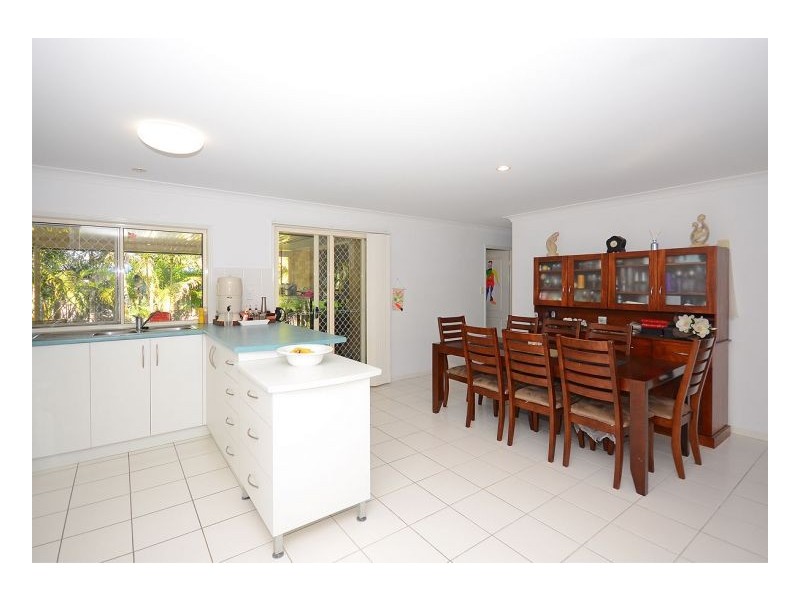 2 Whipbird Court, Urangan QLD 4655