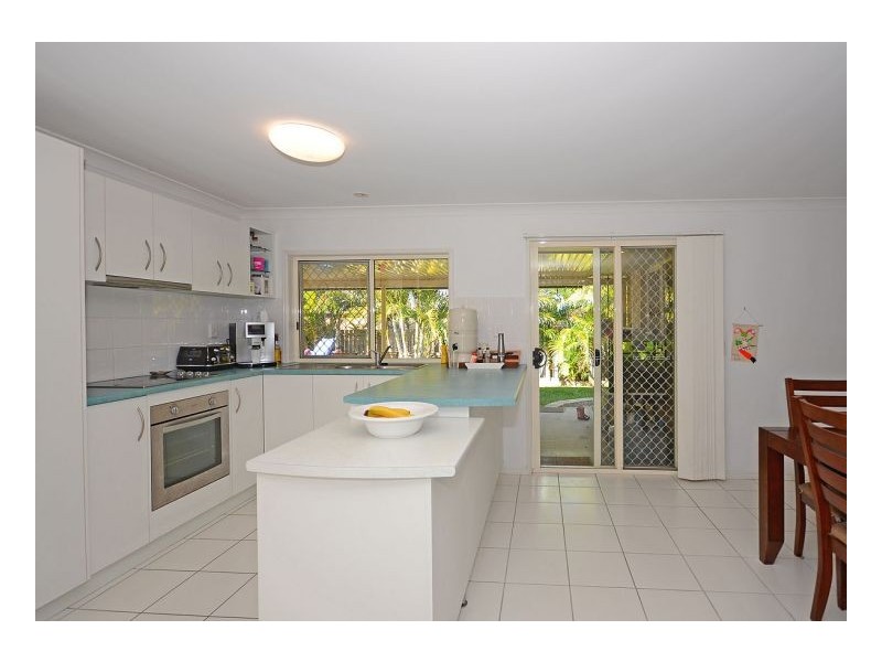 2 Whipbird Court, Urangan QLD 4655