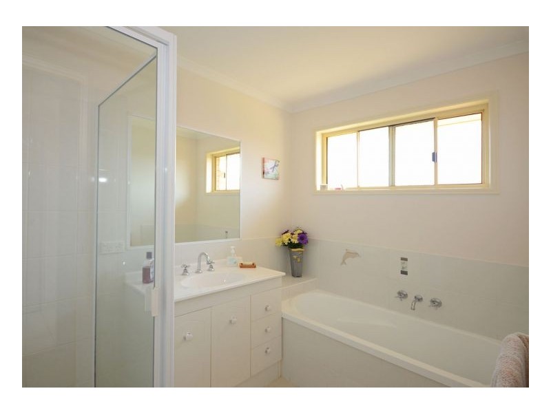 2/4 Jade Ct, Urangan QLD 4655