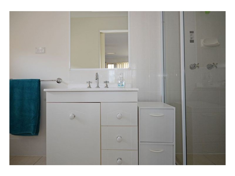 2/4 Jade Ct, Urangan QLD 4655