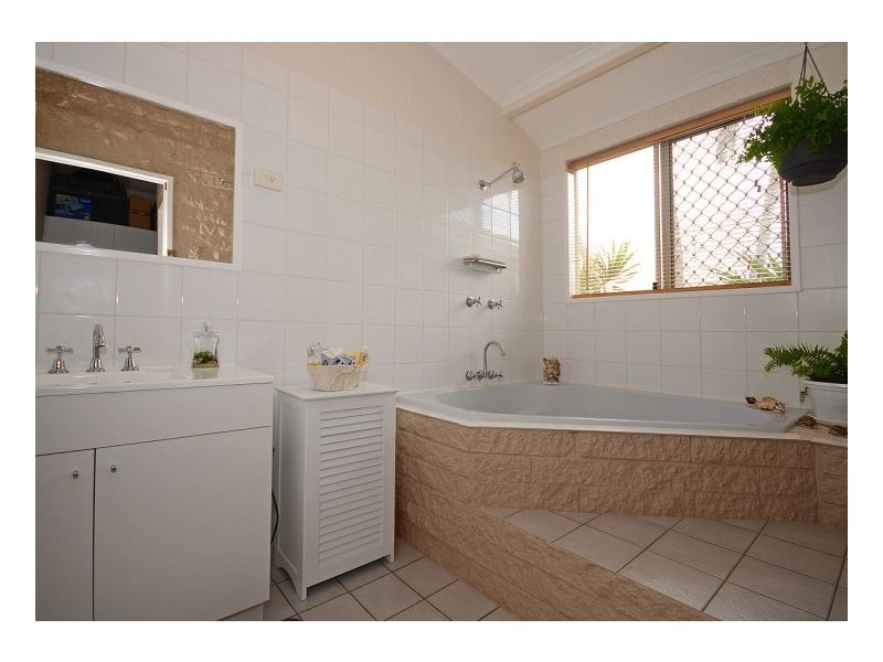 112 Hammond Street, Urangan QLD 4655