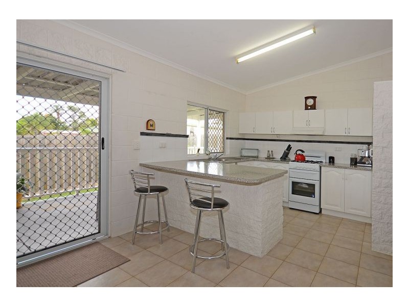 112 Hammond Street, Urangan QLD 4655