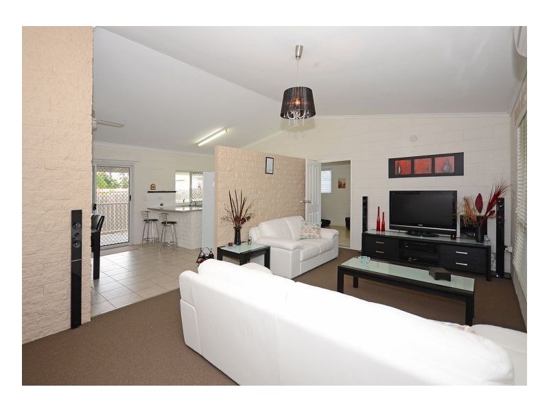 112 Hammond Street, Urangan QLD 4655