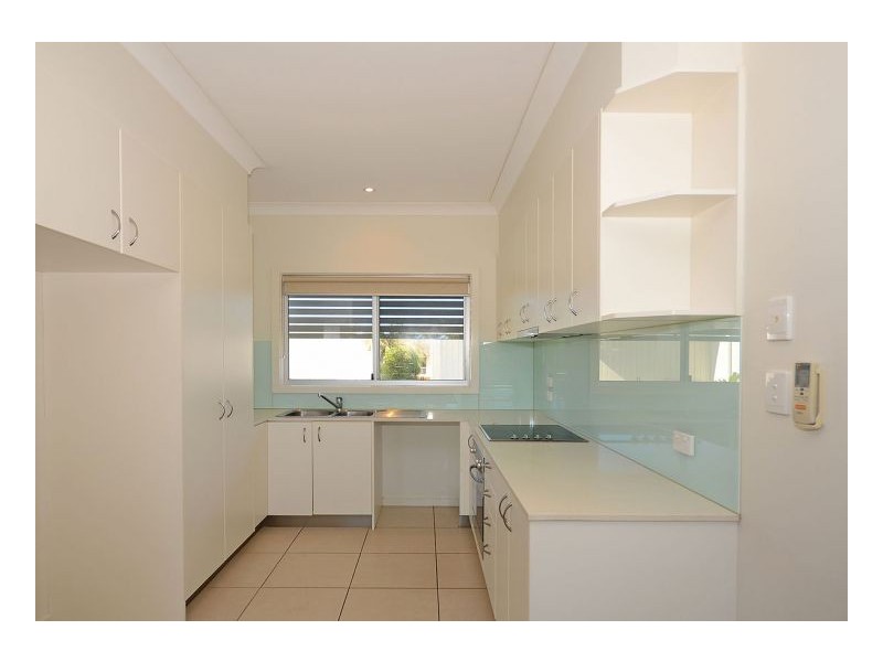 2/542 Charlton Esplanade, Urangan QLD 4655