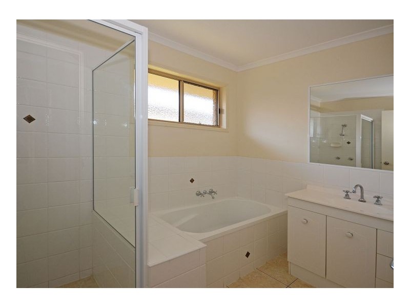 10 Pharlap Court, Point Vernon QLD 4655