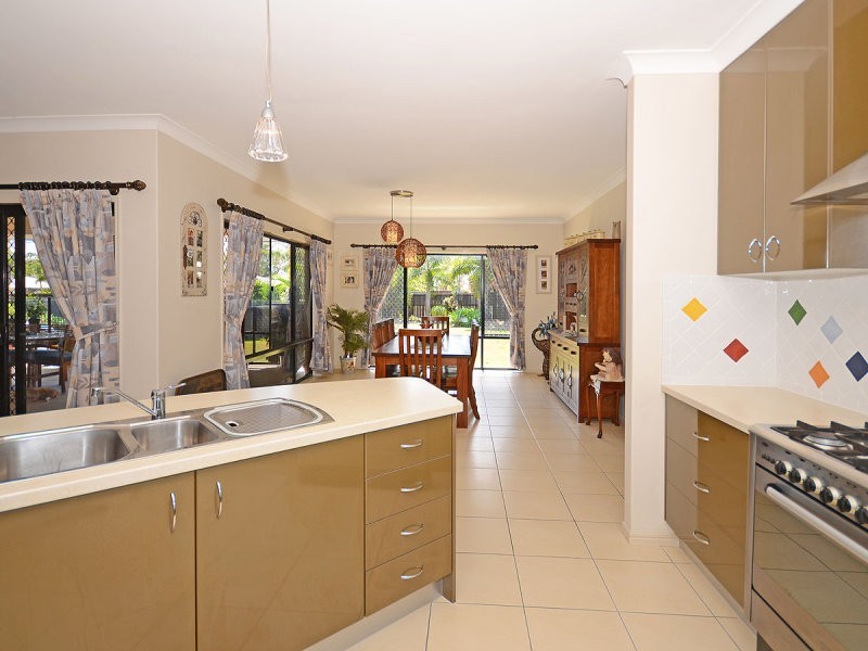 16 Amstal Avenue, Wondunna QLD 4655