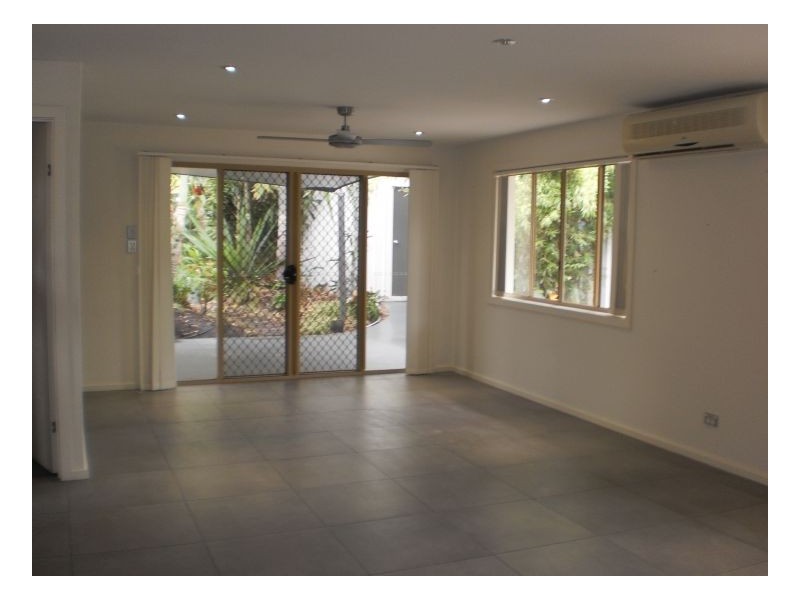 679 Boat Harbour Drive, Urangan QLD 4655