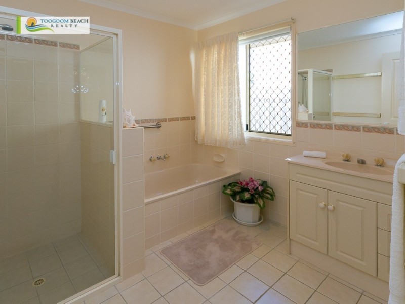 12 Sealink Drive, Point Vernon QLD 4655