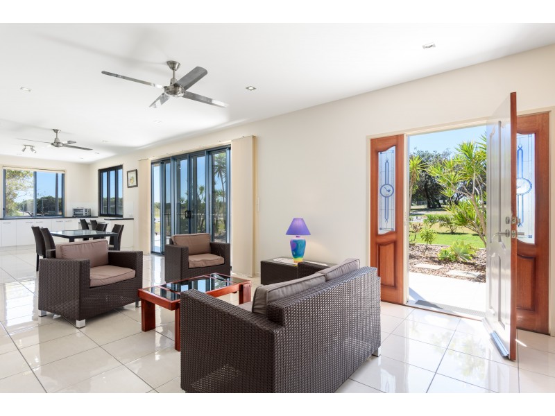 2 Zircon St, Rainbow Beach QLD 4581