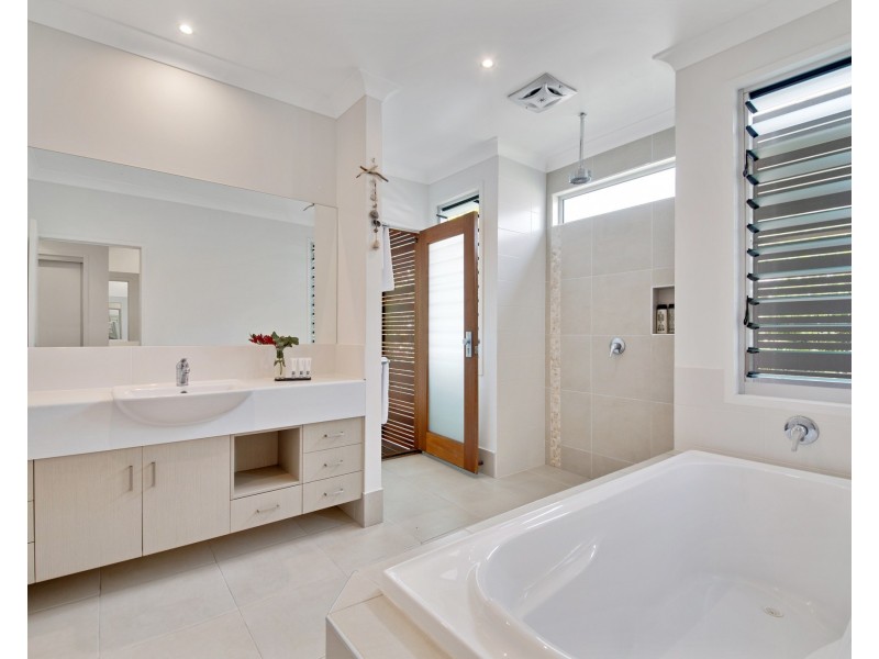 17 Naiad Court, Rainbow Beach QLD 4581