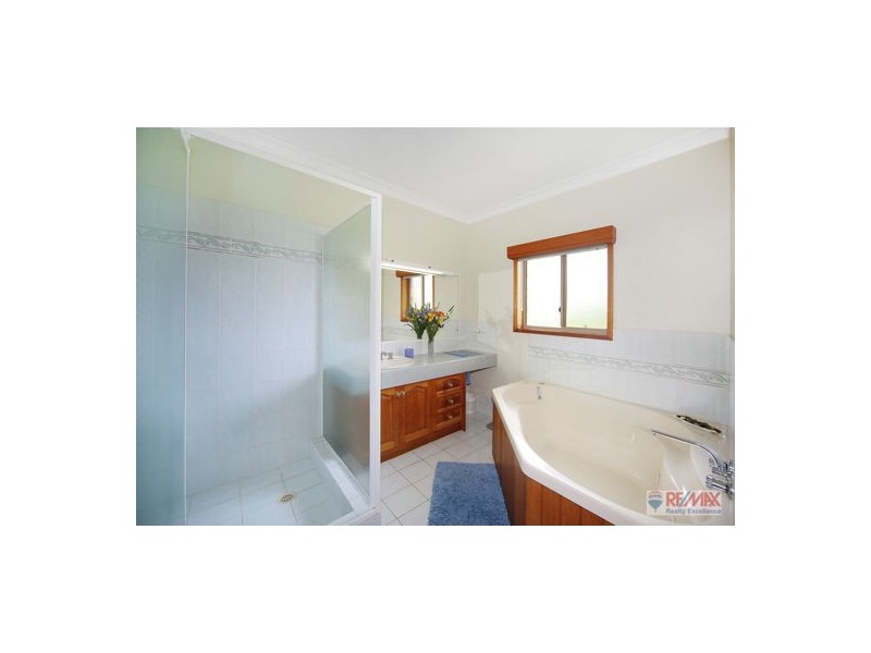 2 Crestwood Rd, Glass House Mountains QLD 4518