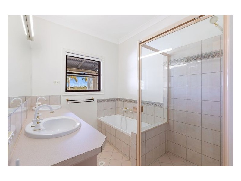23 Grevillea Lane, Lake Macdonald QLD 4563