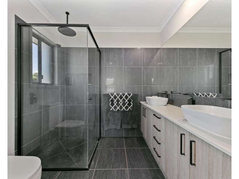 14 Reflection Court, Nambour QLD 4560