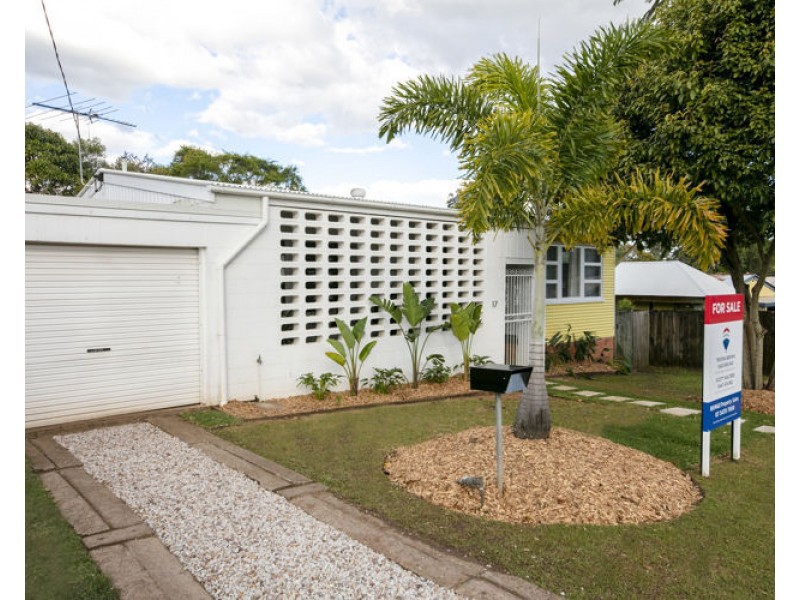 17 Hillcrest Avenue, Nambour QLD 4560
