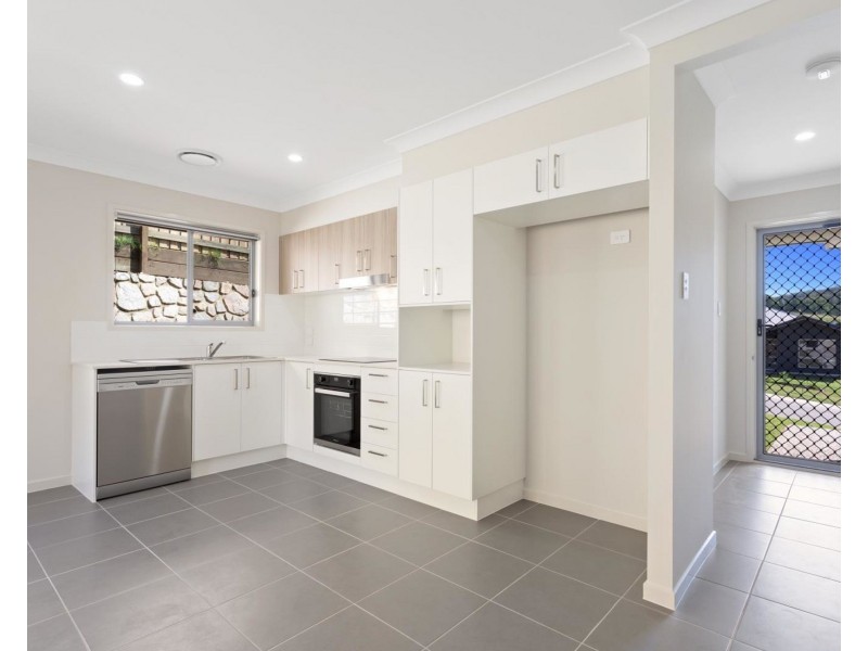 2/11 Willowood Crescent, Nambour QLD 4560
