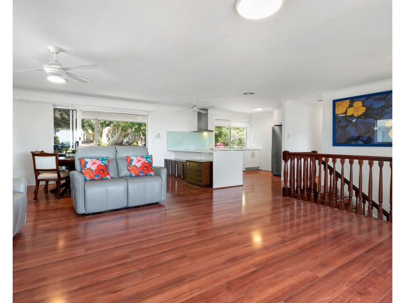 18 Orient Dve, Sunrise Beach QLD 4567