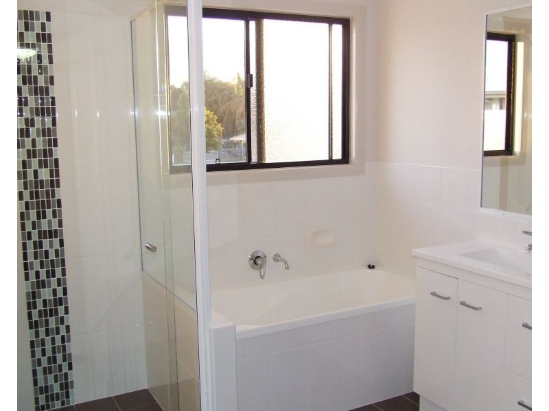 2/118 Auckland Street, Gladstone QLD 4680