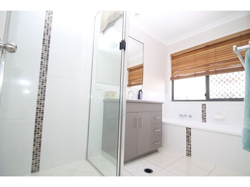 11 Larcom Rise, West Gladstone QLD 4680
