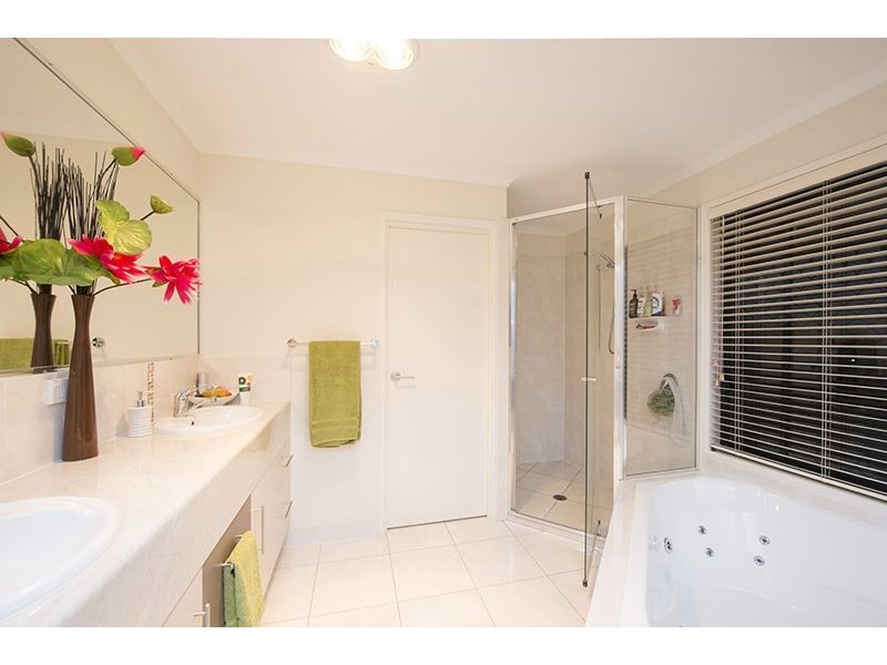 5 Jenny Lind Court, Boyne Island QLD 4680