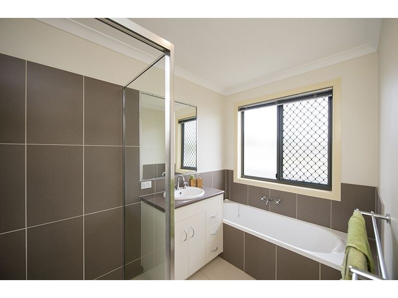 23 Viewpoint Way, New Auckland QLD 4680