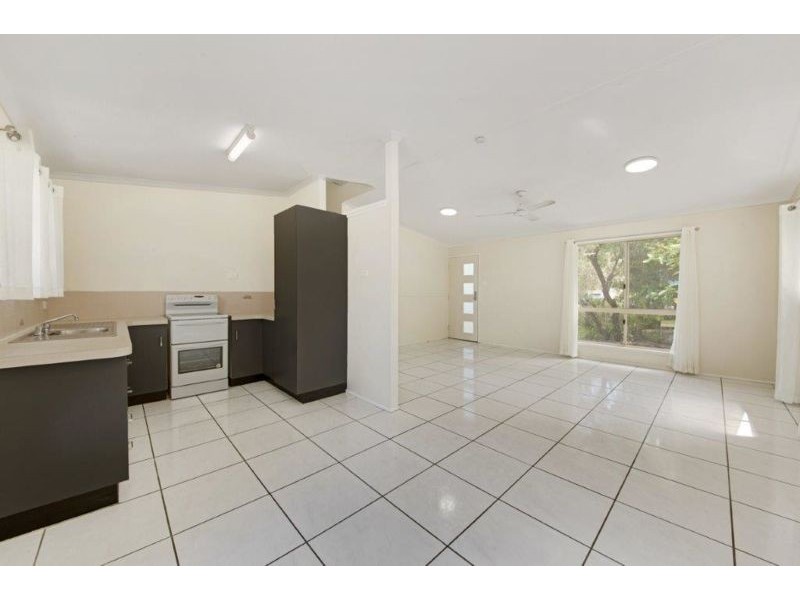 8 Erin Close, New Auckland QLD 4680