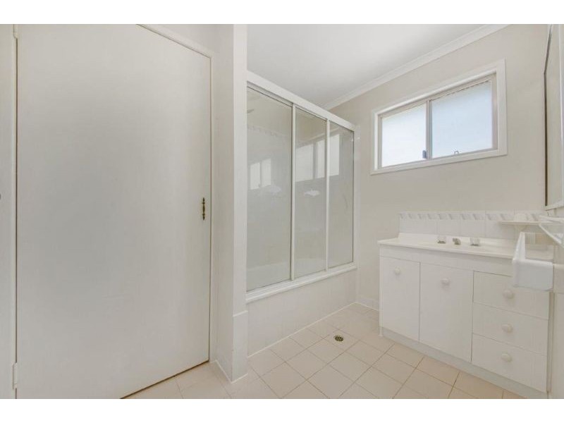 8 Erin Close, New Auckland QLD 4680