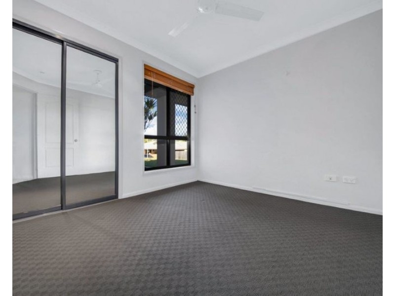 8 Linhow Crescent, Clinton QLD 4680