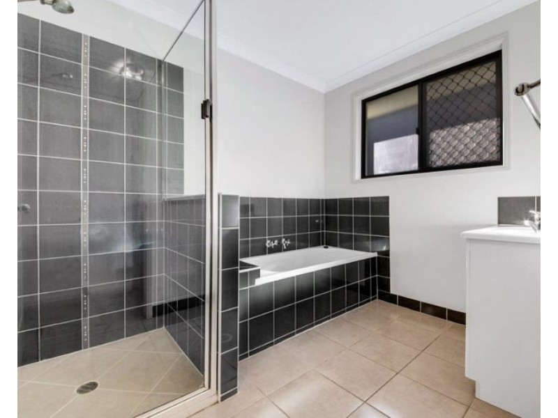 8 Linhow Crescent, Clinton QLD 4680