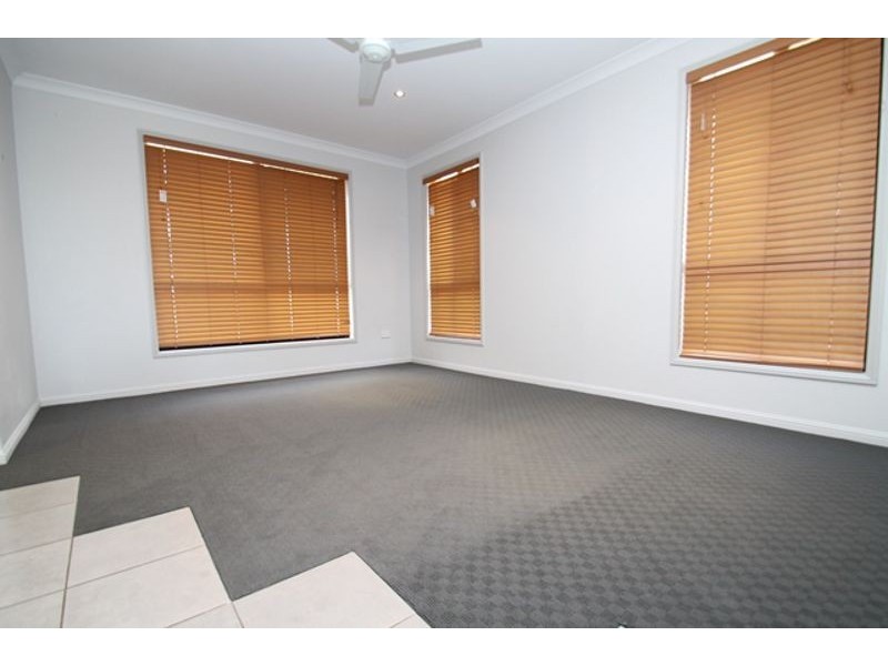 8 Linhow Crescent, Clinton QLD 4680