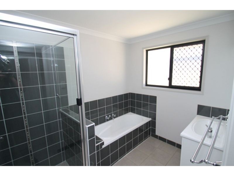 8 Linhow Crescent, Clinton QLD 4680
