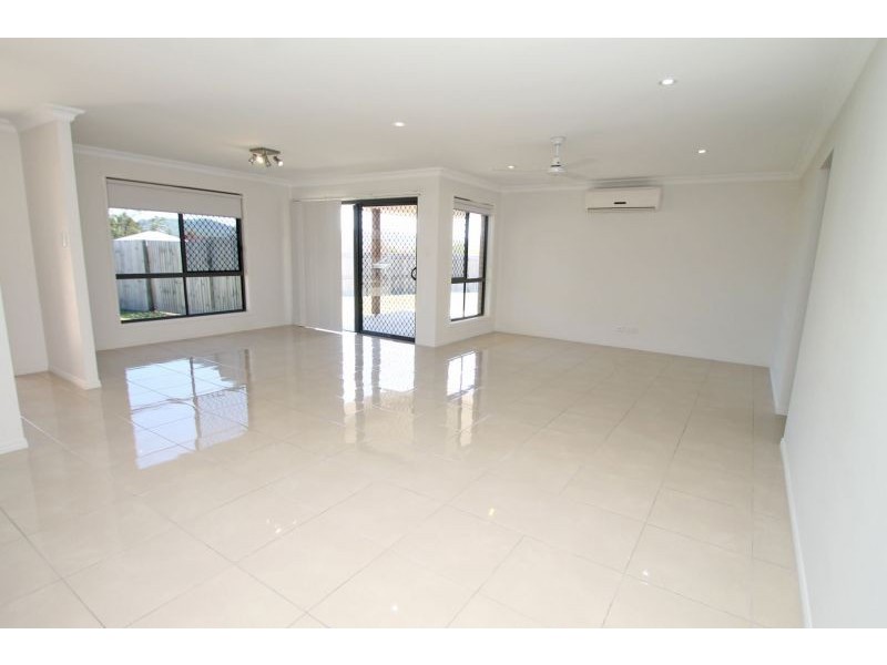 17 Dartmouth Close, Clinton QLD 4680