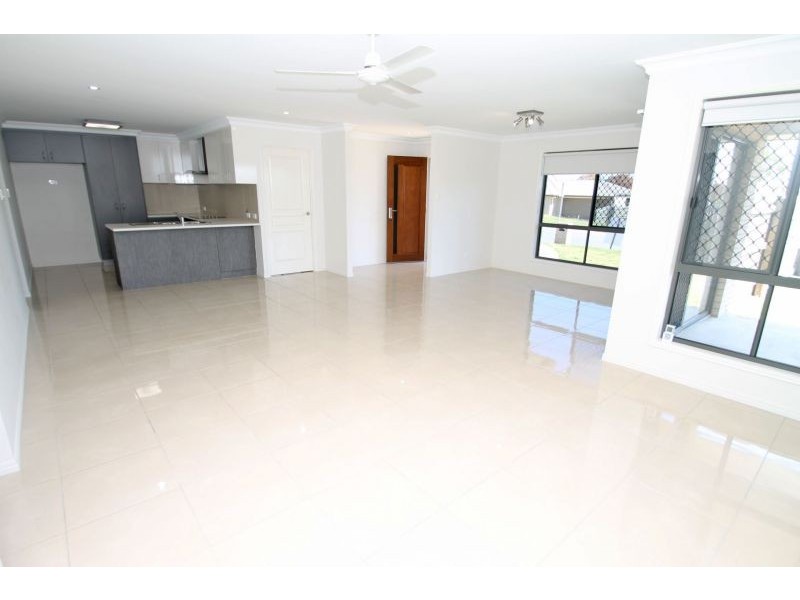 17 Dartmouth Close, Clinton QLD 4680