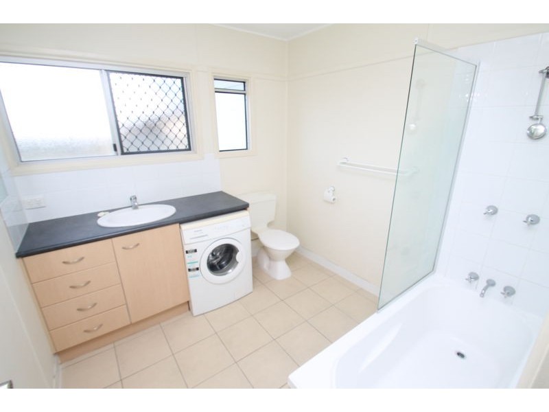 1/2 Walters Avenue, West Gladstone QLD 4680