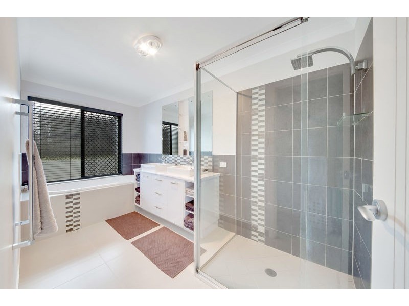 35 Grasstree Crescent, Kirkwood QLD 4680
