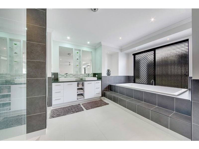 35 Grasstree Crescent, Kirkwood QLD 4680
