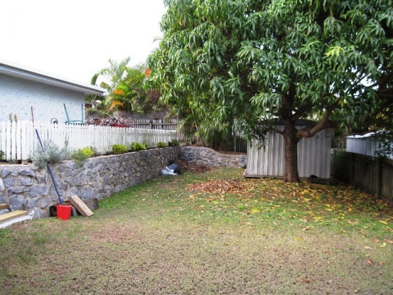 8 DANIEL DRIVE, New Auckland QLD 4680