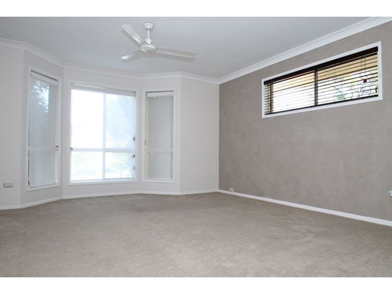 8 Kenneth Court, New Auckland QLD 4680